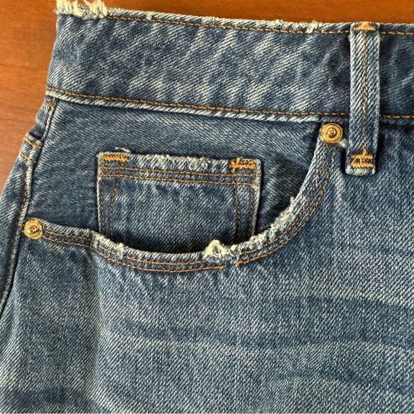 Good American Step Hem Jean Denim Mini Skirt. Distressed Medium Wash. Size 8/29. - Picture 8 of 10